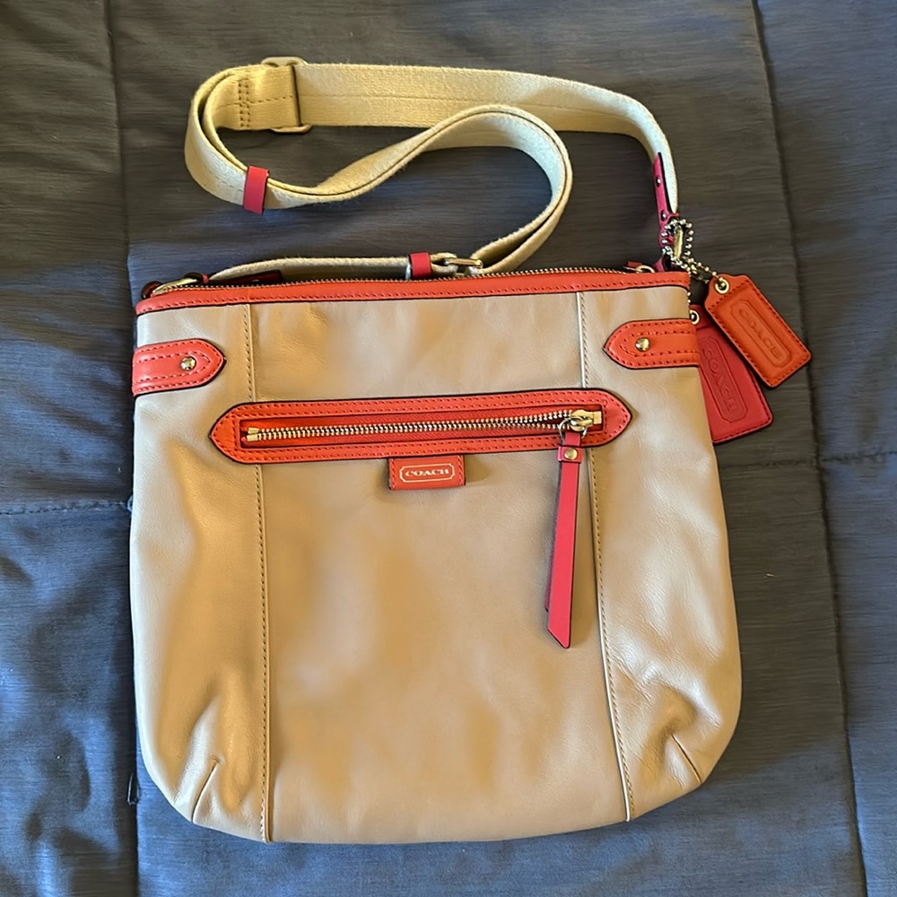 Great coach purse in neutral beige color with adjustable strap